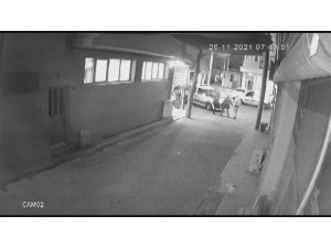 İzmir’de polisin sırtından bıçaklandığı an kamerada