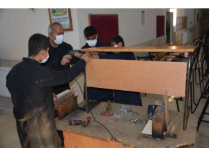 Çevre illerin sıra ve masa ihtiyacı Bitlis’teki fabrika okuldan karşılanıyor