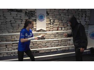 Tuzlalı kadınlar, Tuzla Belediyesi’nin kurslarında kick boks öğreniyor