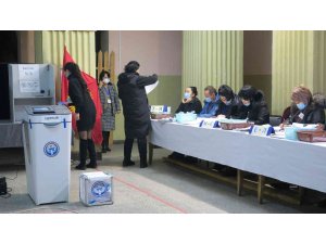 Kırgızistan’da parlamento seçimlerine katılım oranı yüzde 33’de kaldı