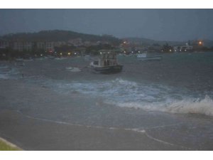 Ayvalık’ta fırtına 4 balıkçı teknesini batırdı