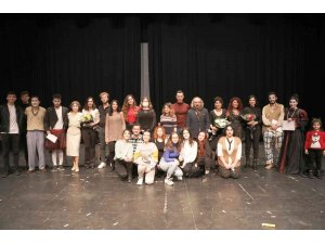 Tiyatro öğrencileri, ‘Çok Yaşa’ oyunu ile mezun oldu