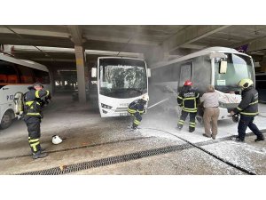 Park halindeki otobüste çıkan yangın korkuttu