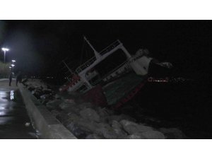 Maltepe’de sabah saatlerinde Lodos nedeniyle sürüklenen gemi yan yattı