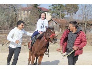 Özel gereksinimli çocuklar, atlı terapiyle tekrar hayata tutundu