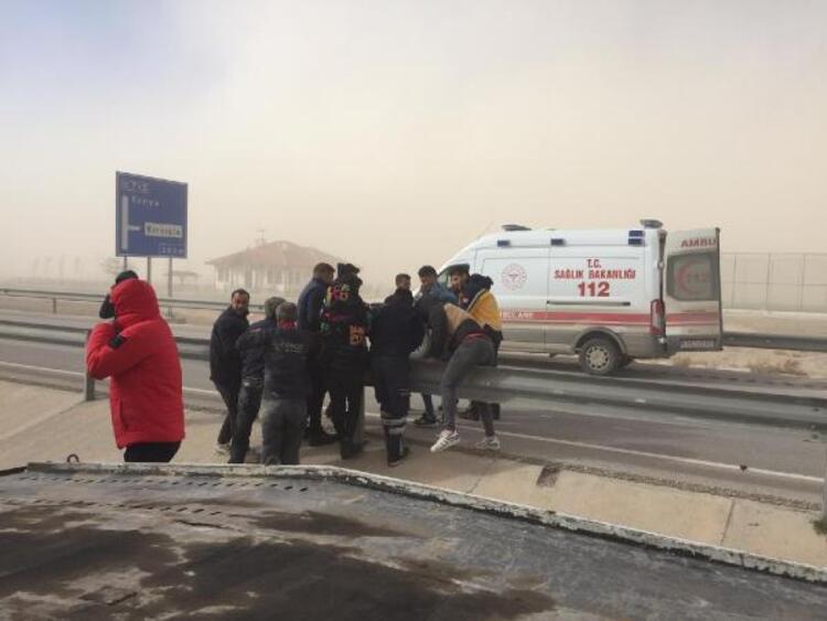 Konya-Ankara yolunda kum fırtınası! 30 araç birbirine girdi