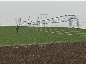 Tekirdağ’da fırtına elektrik direklerini devirdi