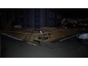 Trabzon’da şiddetli fırtına ağaçları yerinden söktü, çatıları uçurdu