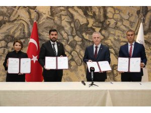 Ay ailesinden 2 okul