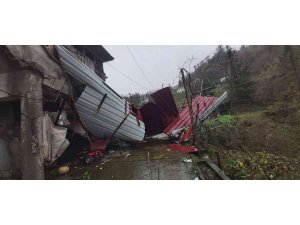 Rize’de şiddetli fırtına çatıları uçurdu