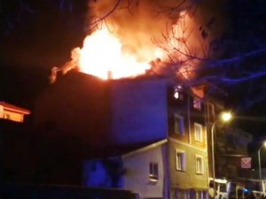 Emet’te 4 katlı binanın çatı katında çıkan yangın korkuttu