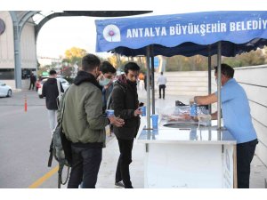 Büyükşehir’den üniversite öğrencilerine sıcak çorba ikramı