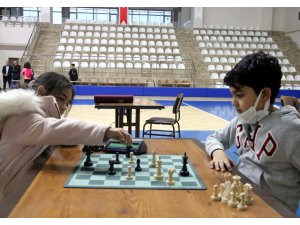 100 sporcu satranç turnuvasında mücadele etti