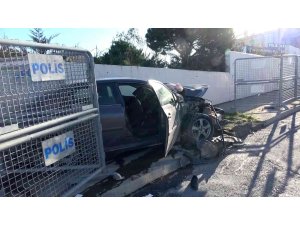 Araç sürücüsü önce  hafriyat kamyonuna sonra polis okulunun duvarına çarptı