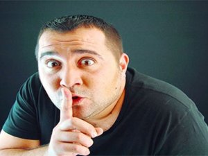 Komik adamların yüzleri gülmüyor