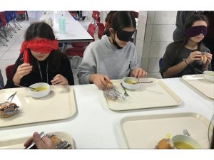 Bahçeşehirli öğrenciler engelli farkındalığı için gözleri kapalı yemek yedi