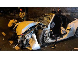 Sarıyer’de lüks araç elektrik direğine çarptı: 2’si ağır 3 yaralı