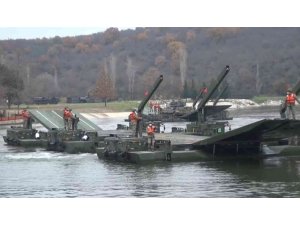Durgun sulardan geçiş tatbikatı: Askeri araçlar göletin içinden geçti