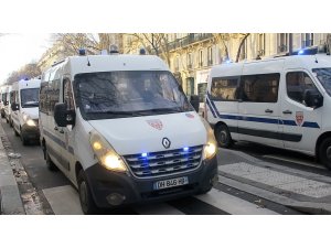 Paris’te 7 farklı bölgede Sarı Yelekliler protestosu