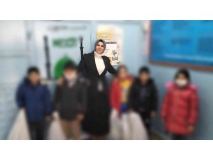 Diyarbakır’ın tek kadın muhtarı çocuklara giysi paketi hediye etti