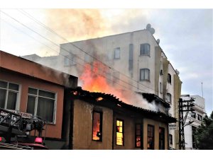 Antalya’da yanan binanın birinci katında mahsur kalan genç kız atlayarak hayata tutundu