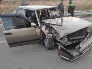 Siirt’te otomobil minibüsle çarpıştı: 2 yaralı
