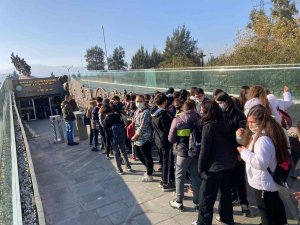 Çanakkale Şehitleri Anıtı yüzlerce öğrenciyi ağırladı