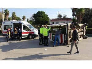 Hasta taşıyan ambulans ile hafif ticari araç çarpıştı: 4 yaralı