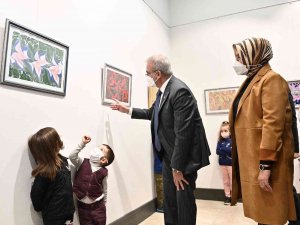 Karaloğlu ailesi, ‘Ebru Sanatının Minik Kalplerden Yansıması’ sergisini açtı
