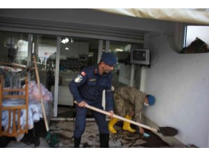 Jandarma mağdur vatandaşların evlerini temizledi