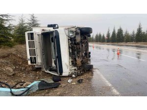 Sürücü kaza yaptığı kamyonun camından çıkarak kurtuldu