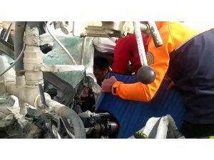 Siirt’te otomobil ile beton mikseri çarpıştı: 2 yaralı