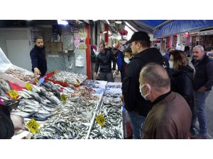Samsun’da fırtınada artan balık fiyatları yarı yarıya düştü