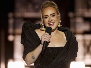 Adele yeni albümüyle bir milyonluk satış barajını aştı