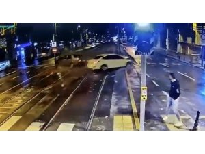 Tramvay yolunda akıl almaz kaza kamerada: Saniyelerle ölümden döndü