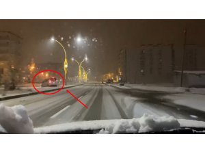 Mevsimin ilk karıyla gelen trafik kazası, cep telefonu kamerasına yansıdı