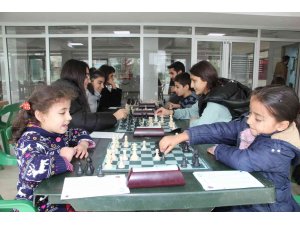 Yeni atanan öğretmen, kızının satrançta başarılı olması için Siirt’i tercih etti