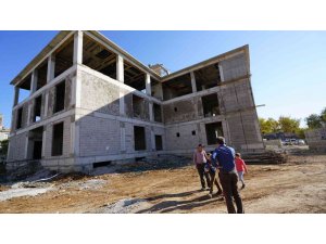 Başkan Kılınç, gençlik merkezi inşaatında incelemelerde bulundu