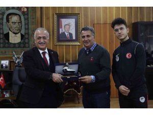 Olimpiyatlara katılma hakkı elde eden Atatürk Üniversiteli Furkan Akar’dan Rektör Çomaklı’ya ziyaret