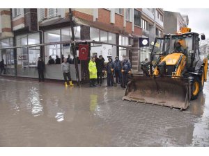 Biga Belediyesi ekiplerinden kuvvetli yağışa anında müdahale