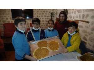 Çocuklar ’katıklı ekmek atölyesinde’ hünerlerini sergiledi