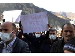 Gümüşhaneliler köylerine ait arazilerin Trabzon’a bağlanmasına tepki gösterdiler