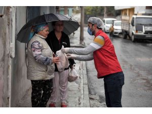 Mersin’de ihtiyaç sahibi vatandaşlara ücretsiz ekmek dağıtılıyor