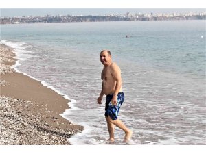 Türkiye kar beklerken Antalya’da yaz günlerini aratmayan görüntüler