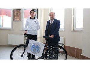 Bilgi Yarışmasında Türkiye ikincisi olan Kütahyalı öğrenciye bisiklet ödülü