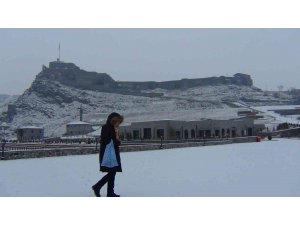 Kars’ta vatandaşların kar mesaisi başladı