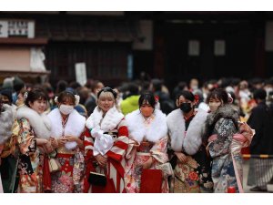 Japonya’da gençler Yetişkinler Günü‘nü kimono giyerek kutladı