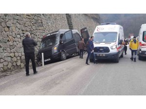 Sürücü kalp krizi geçirdi, minibüs duvara çarptı: 12 yaralı