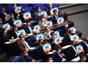 Almanya Federal Meclisi’nden pankartlı protesto