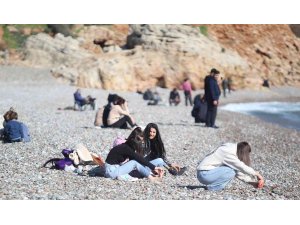 Türkiye donarken Antalya’da  güneşi gören sahile geldi